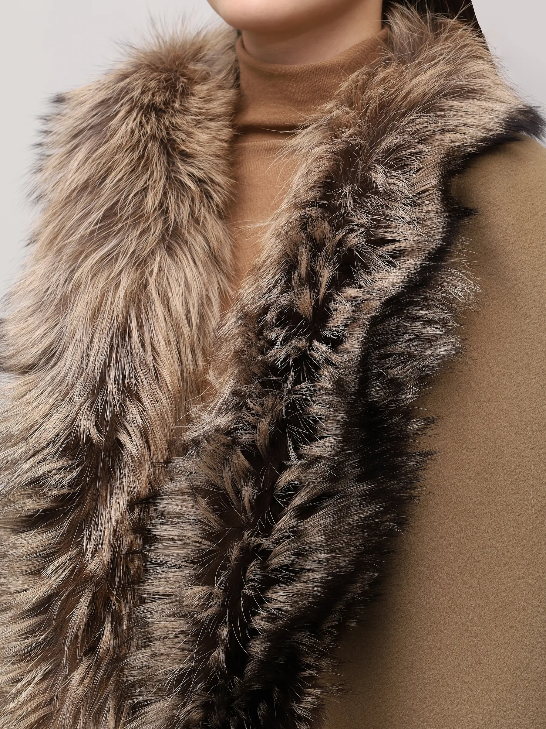 Пончо из шерсти и кашемира с мехом лисы