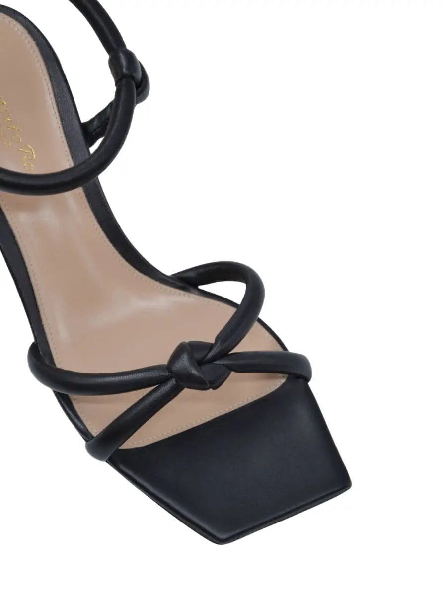 Босоножки кожаные