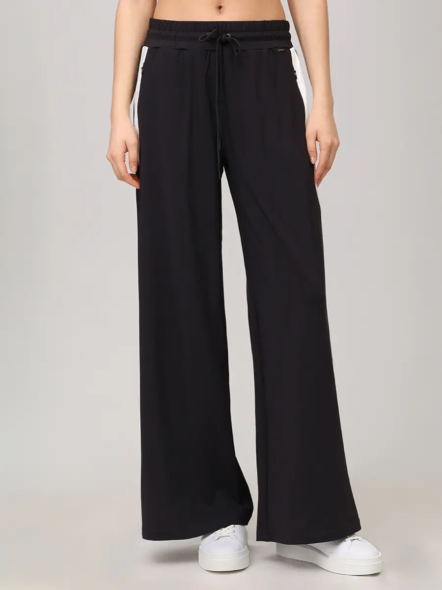 Брюки с лампасами