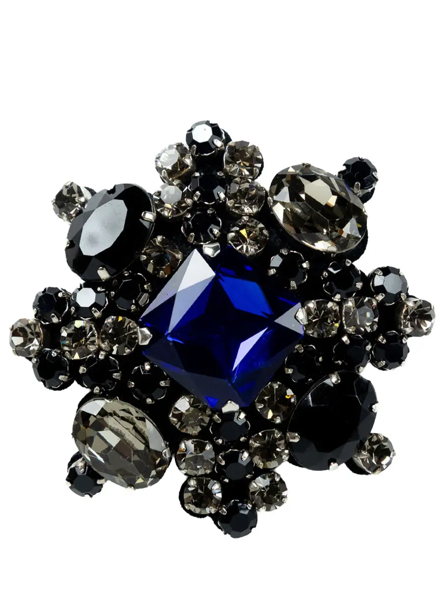 Брошь из камней