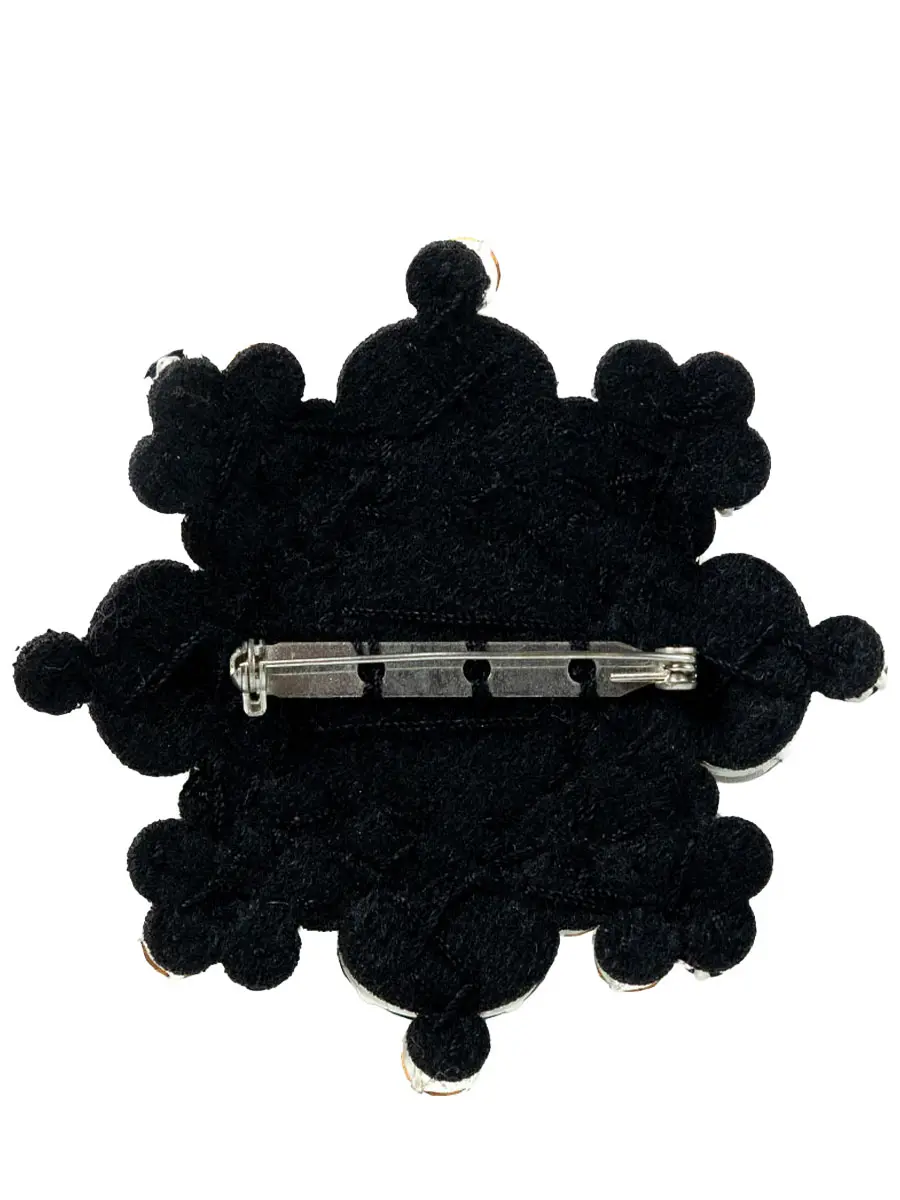 Брошь из камней