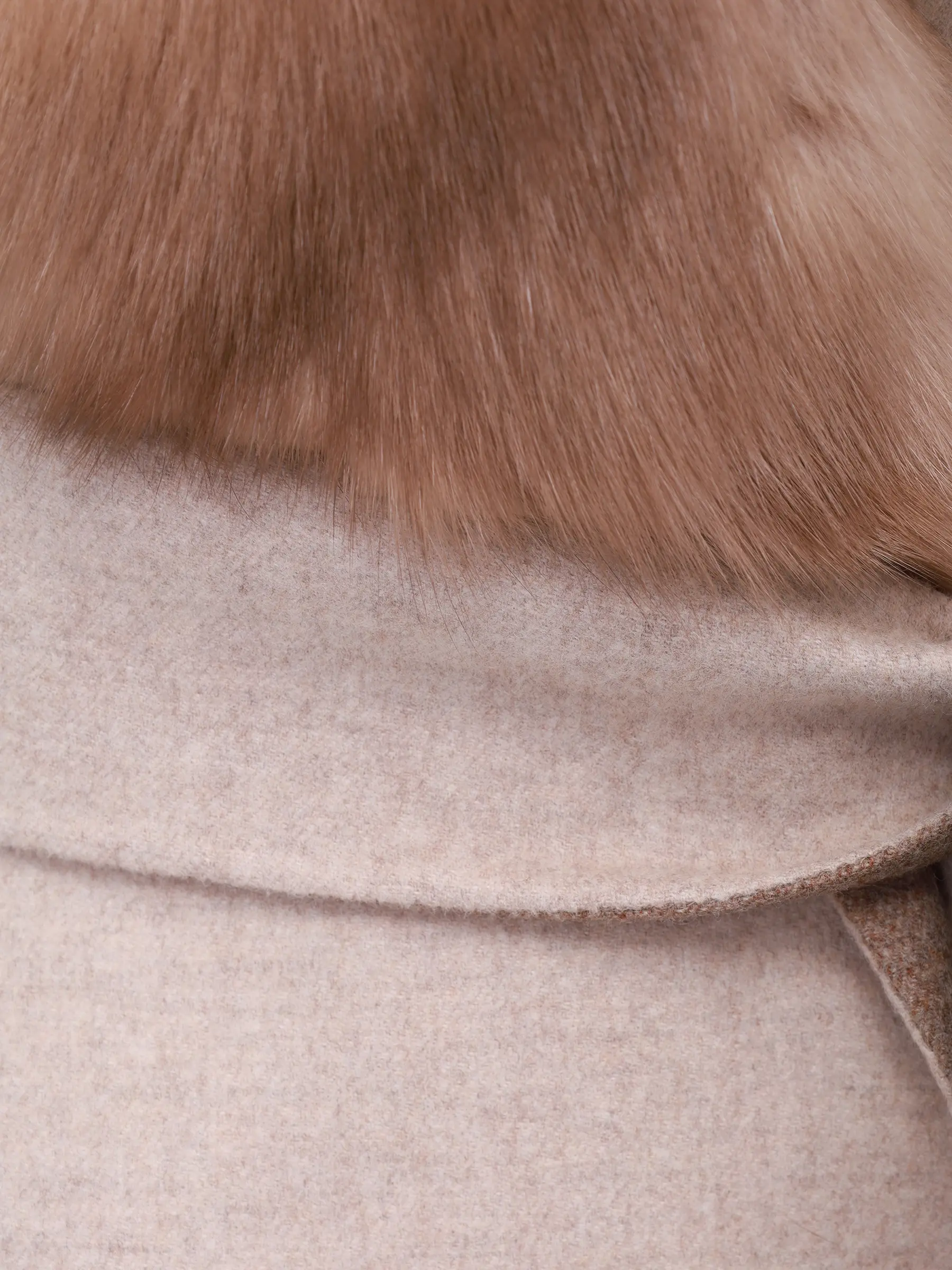 Пальто из кашемира и шерсти с мехом соболя