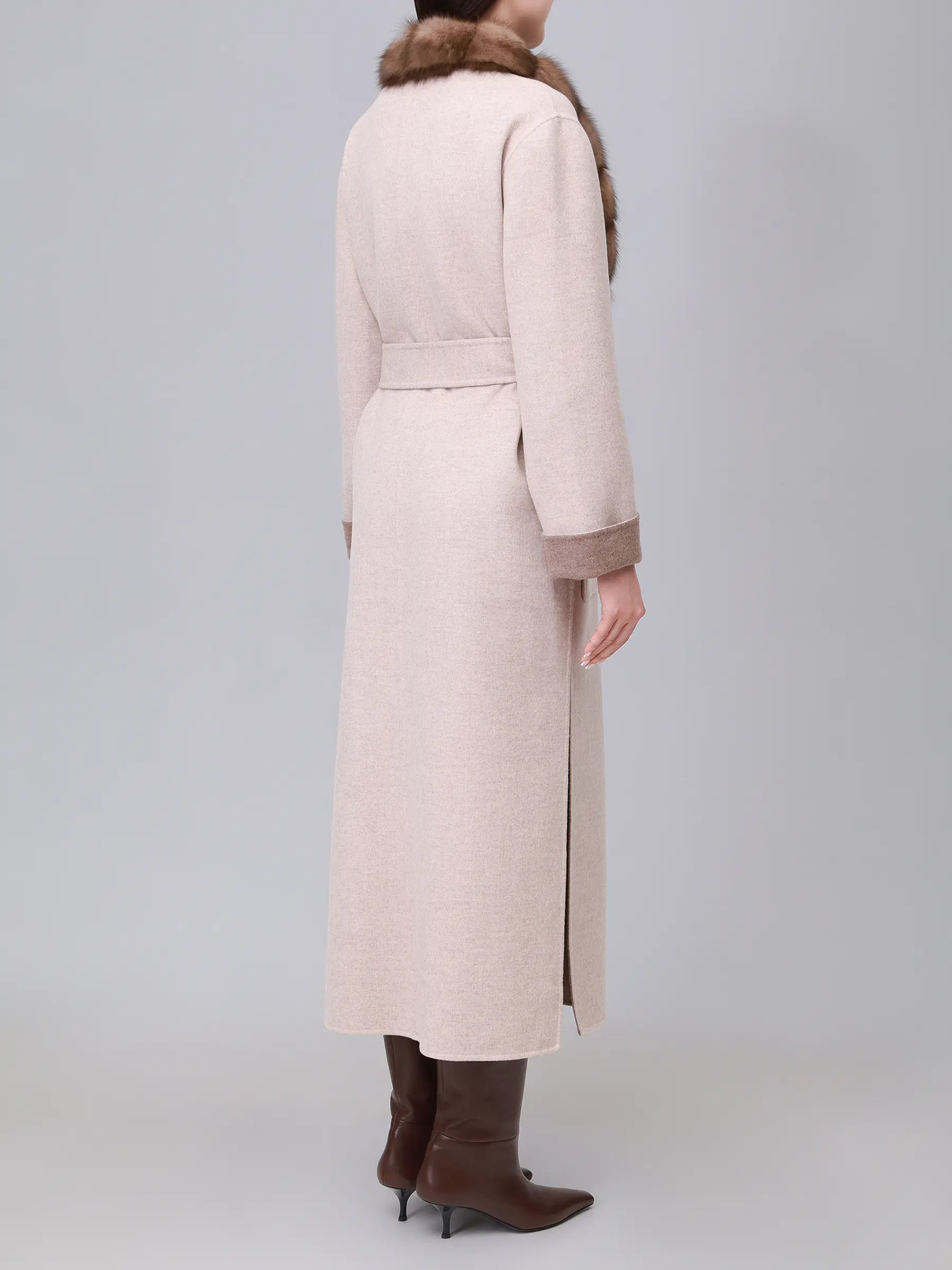 Пальто из кашемира и шерсти с мехом соболя