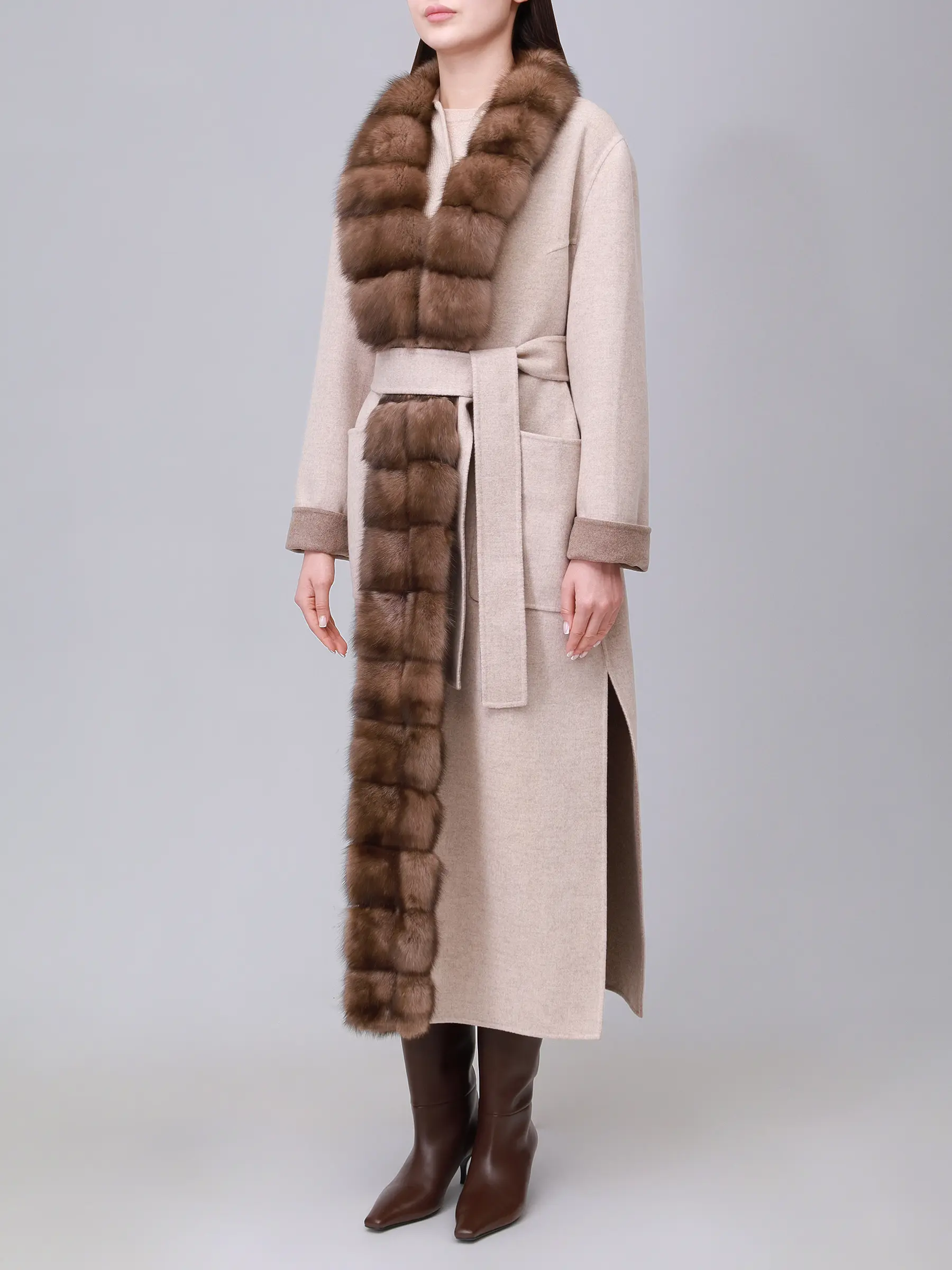 Пальто из кашемира и шерсти с мехом соболя