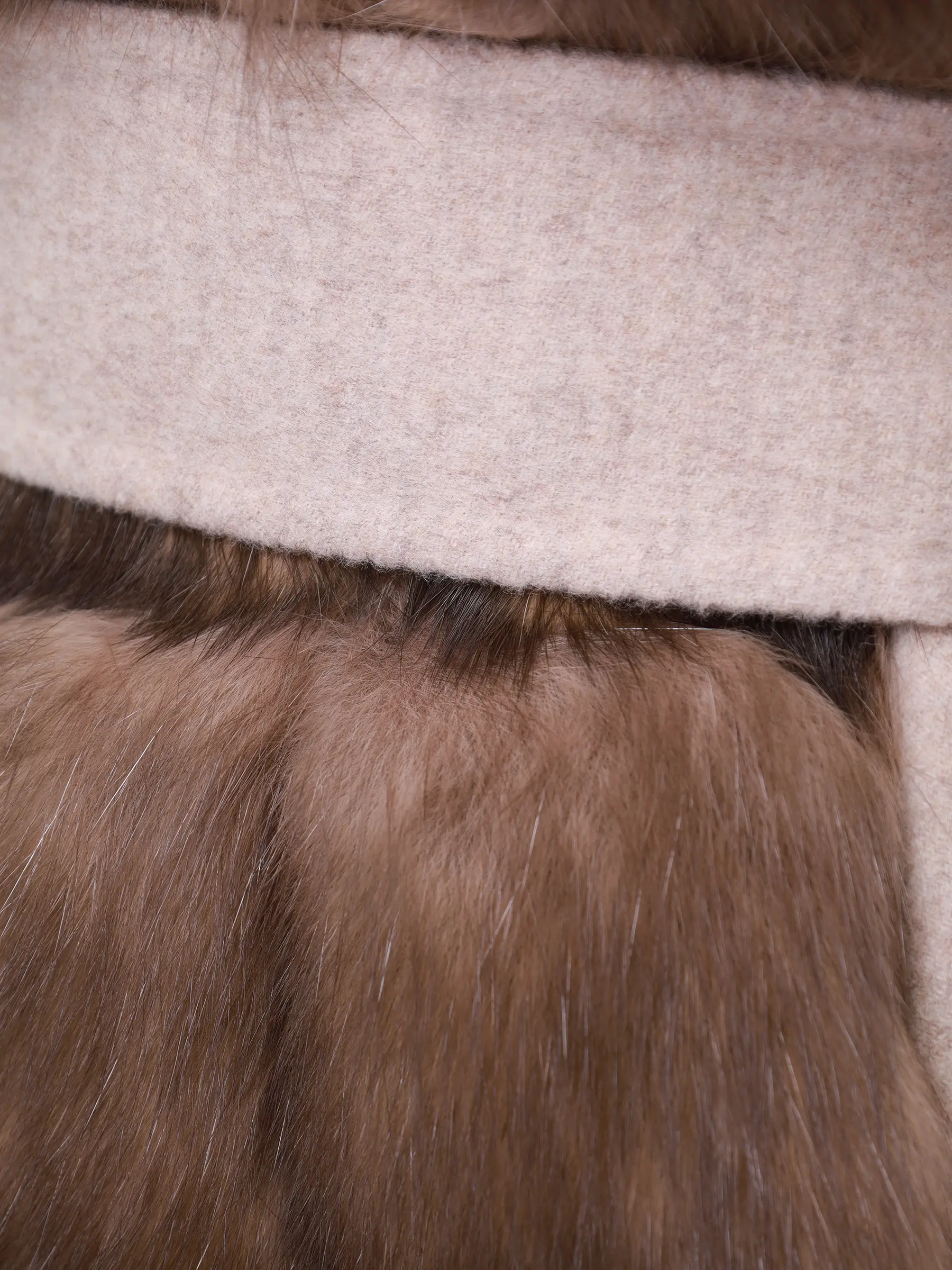 Пальто из кашемира и шерсти с мехом соболя