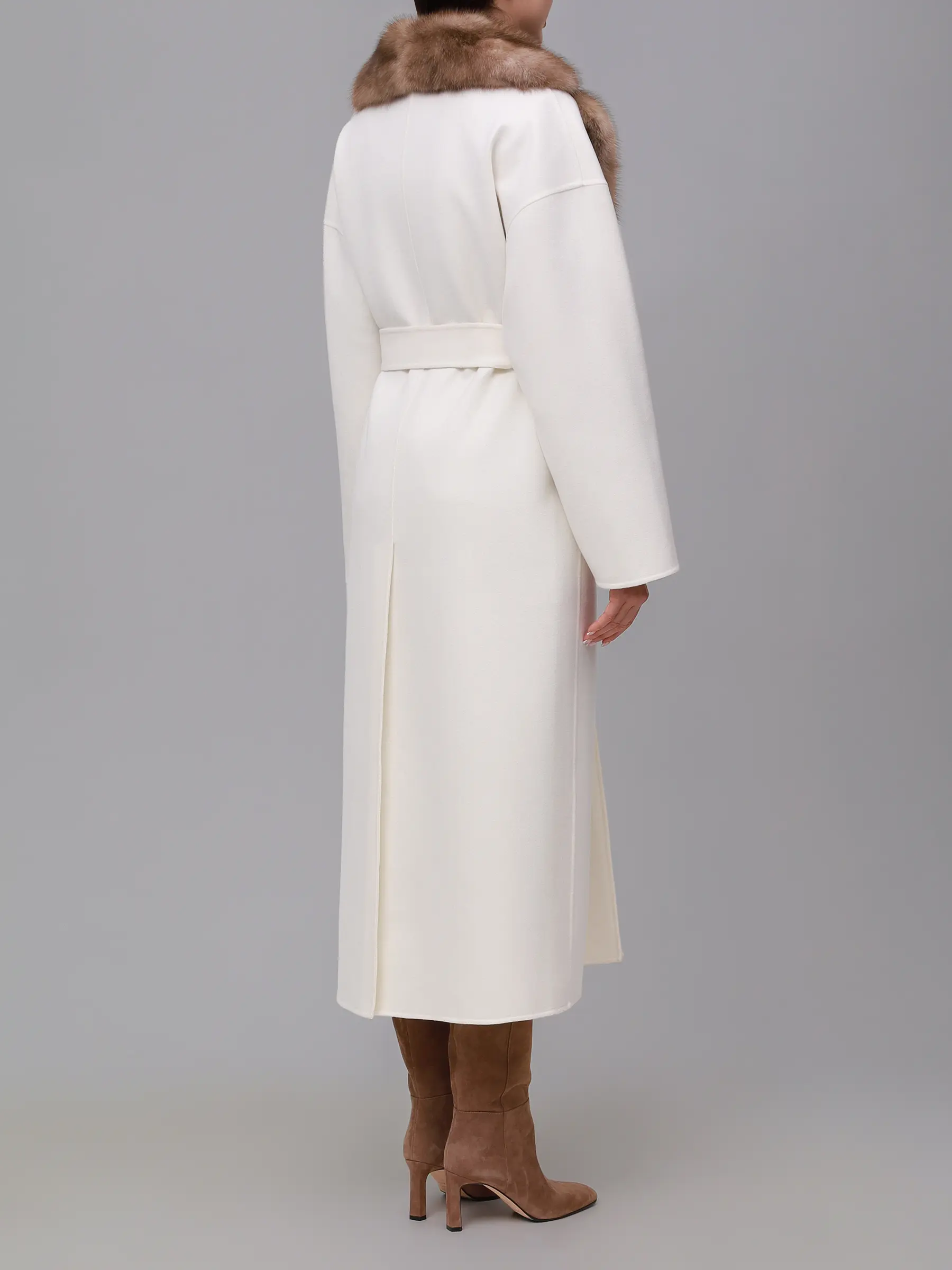 Пальто из кашемира и шерсти с мехом соболя