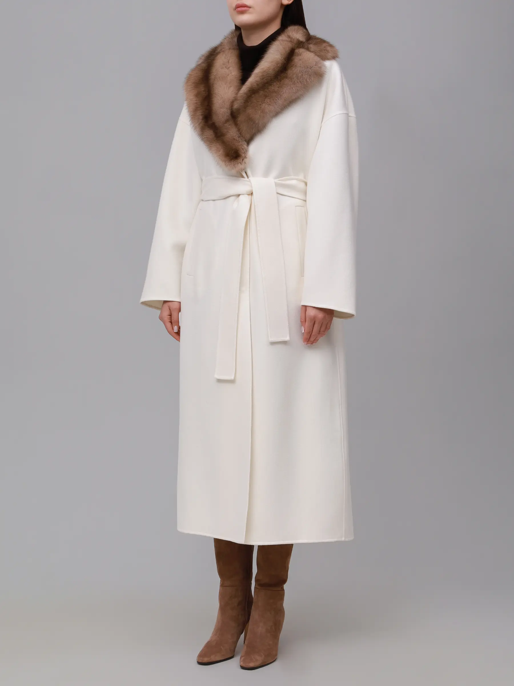 Пальто из кашемира и шерсти с мехом соболя