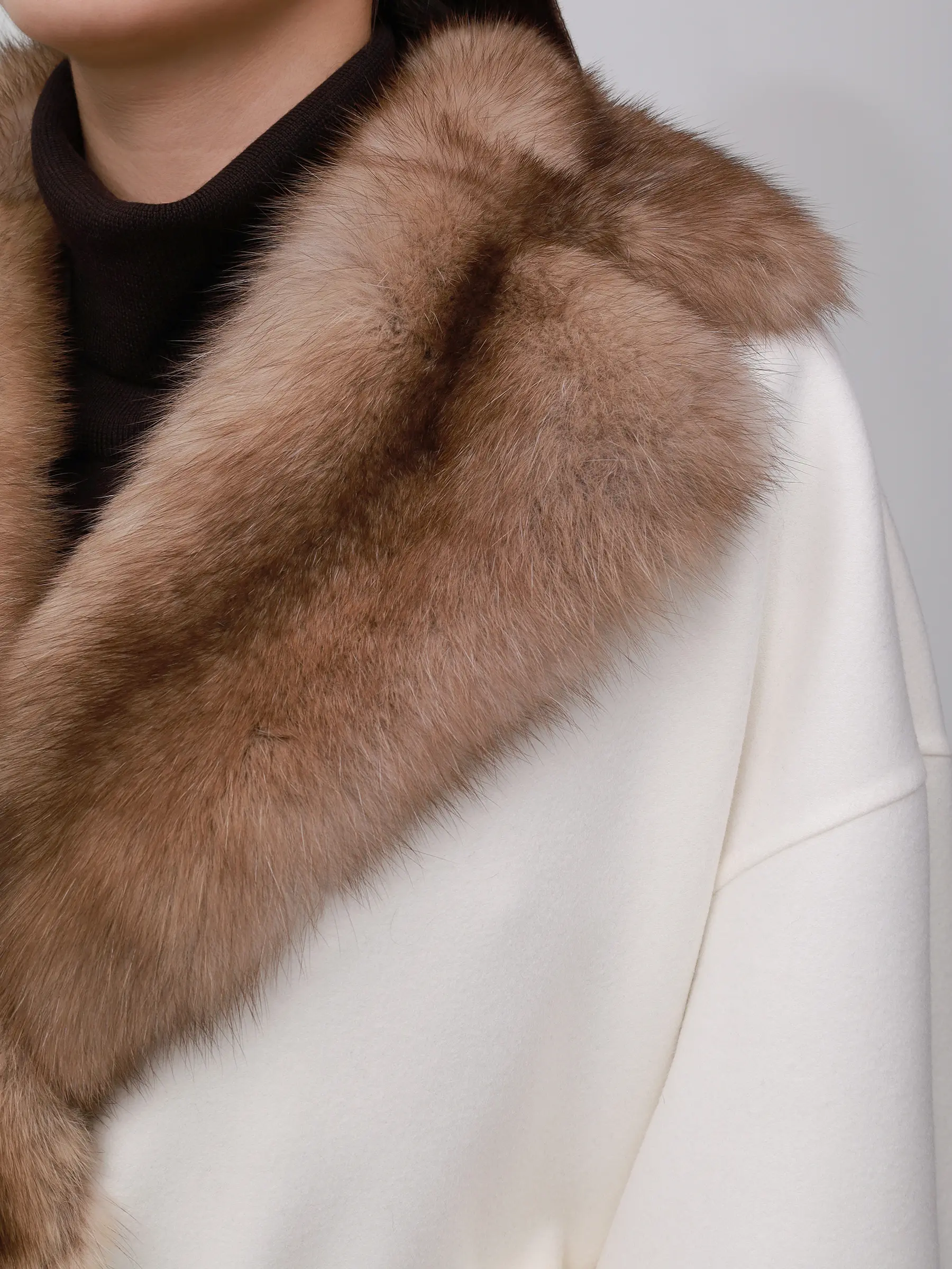 Пальто из кашемира и шерсти с мехом соболя