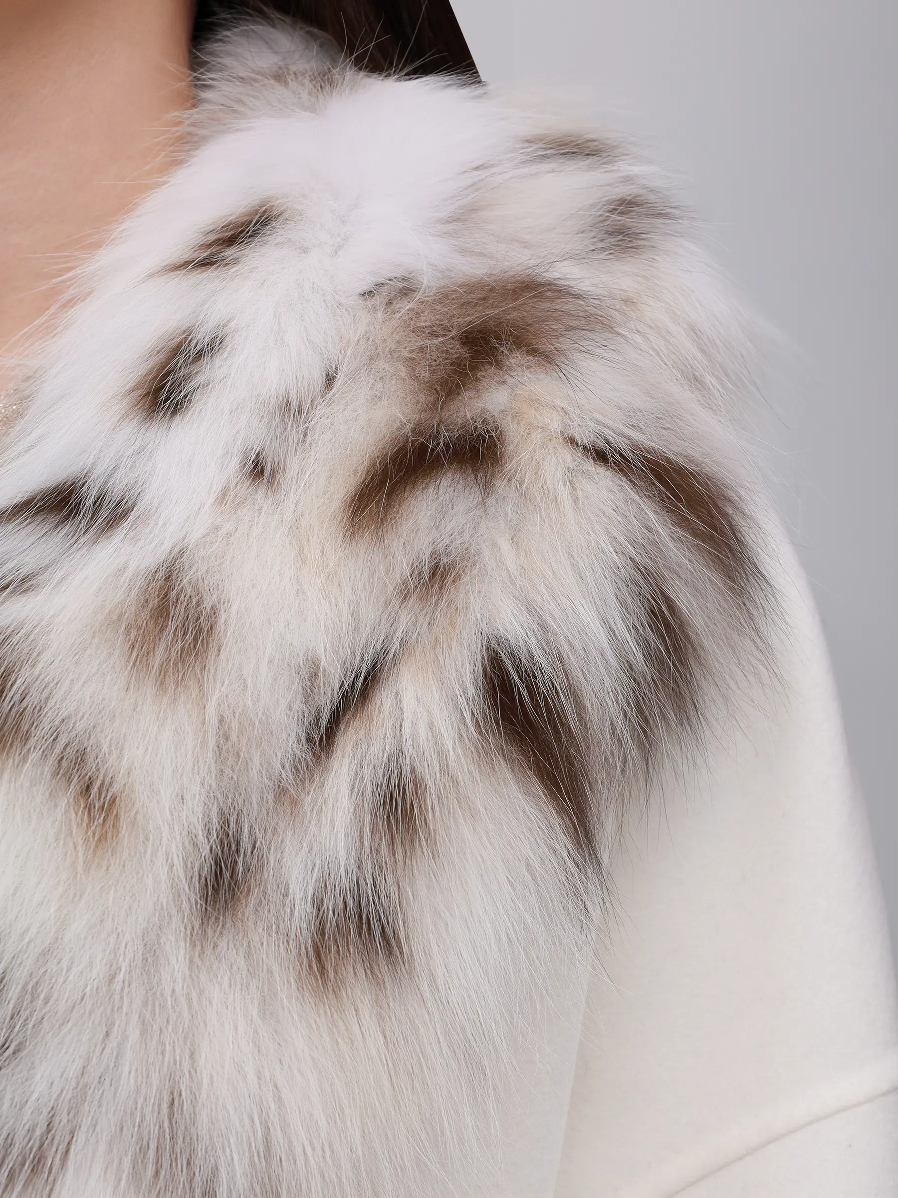 Пальто из кашемира и шерсти с мехом рыси