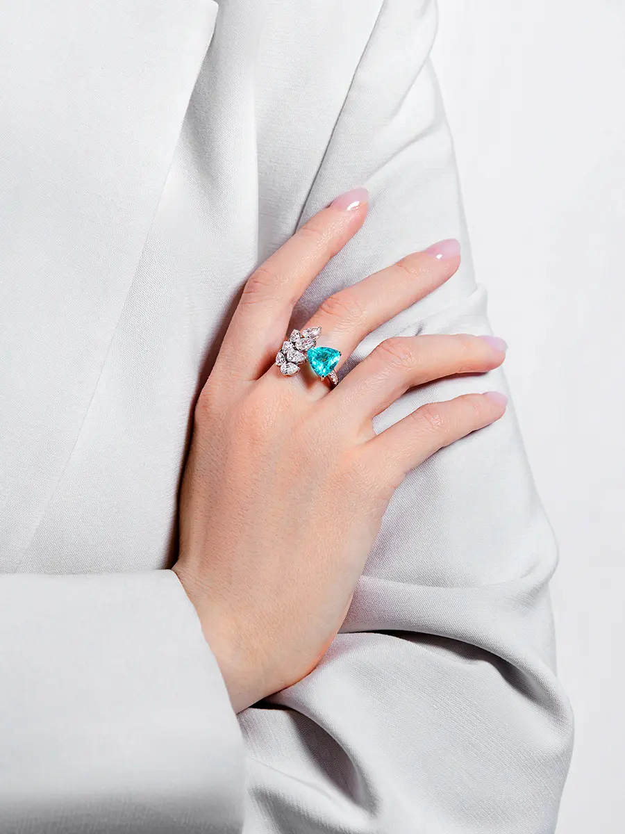 Кольцо из белого золота с турмалином параиба и бриллиантами