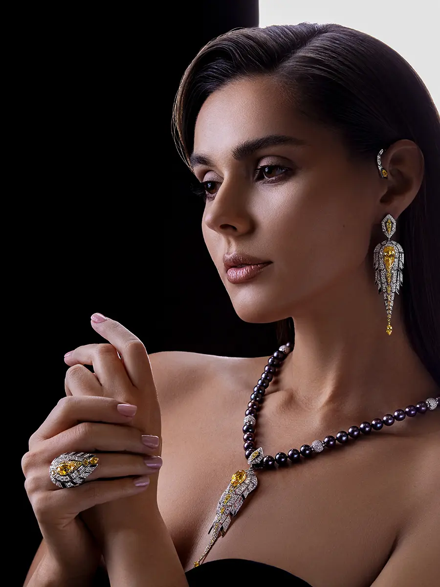 Кольцо из белого золота с желтыми сапфирами и бриллиантами