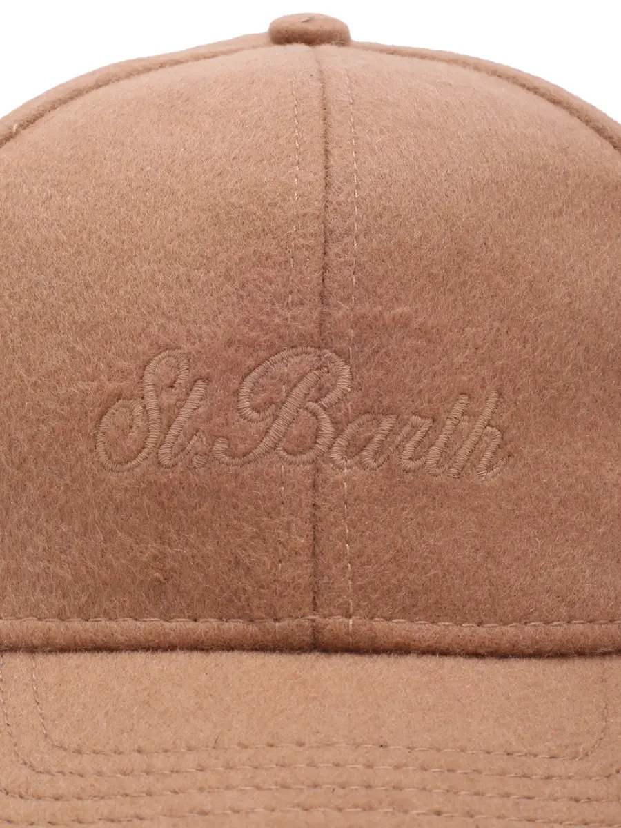 Бейсболка с логотипом