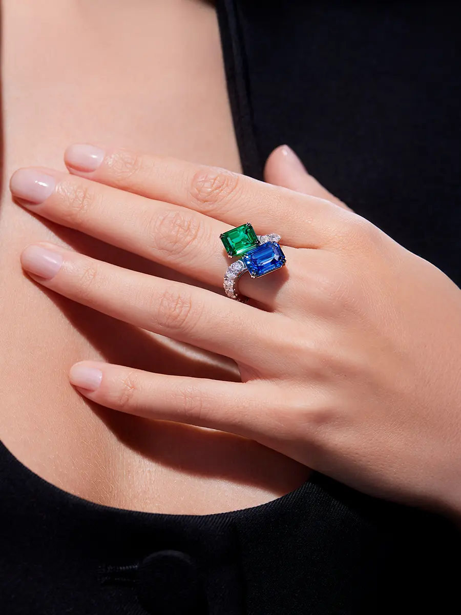 Кольцо из белого золота с сапфиром, изумрудом и бриллиантами