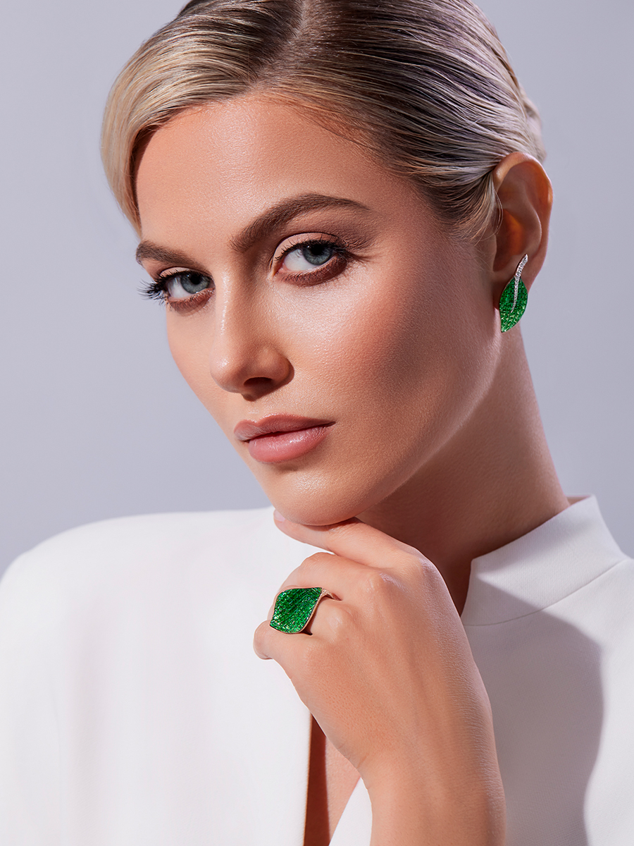 Пусеты из белого золота с тсаворитами и бриллиантами