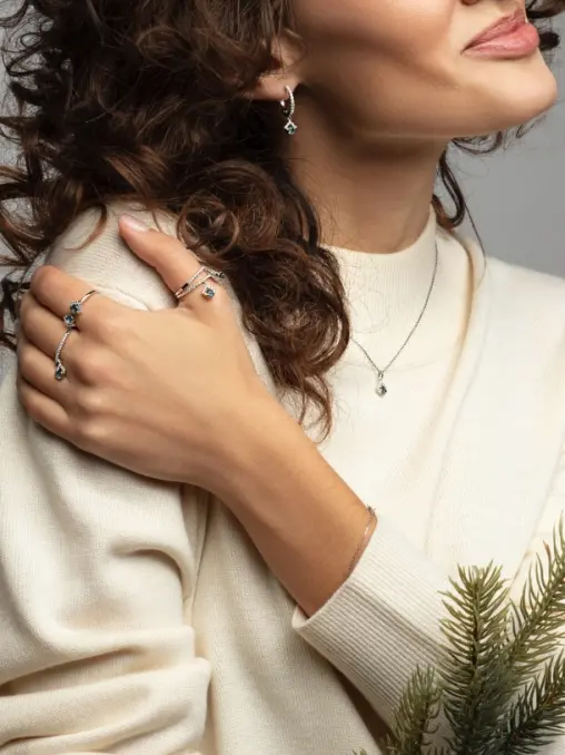 Колье из белого золота с бесцветными бриллиантами и изумрудом Le Rhombe ALINA ISSA