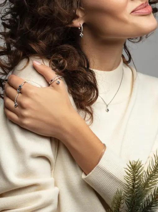 Серьги из белого золота с бесцветными бриллиантами и изумрудами Le Rhombe ALINA ISSA