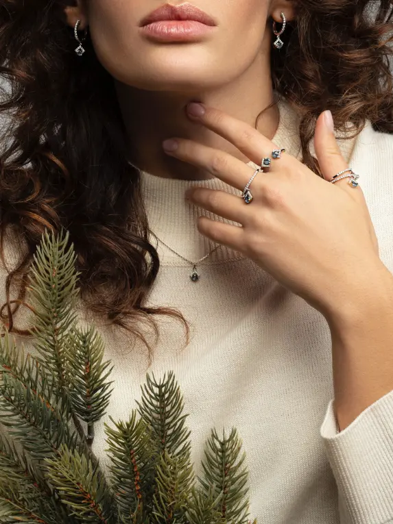 Кольцо из белого золота с бесцветными бриллиантами и изумрудом Le Rhombe