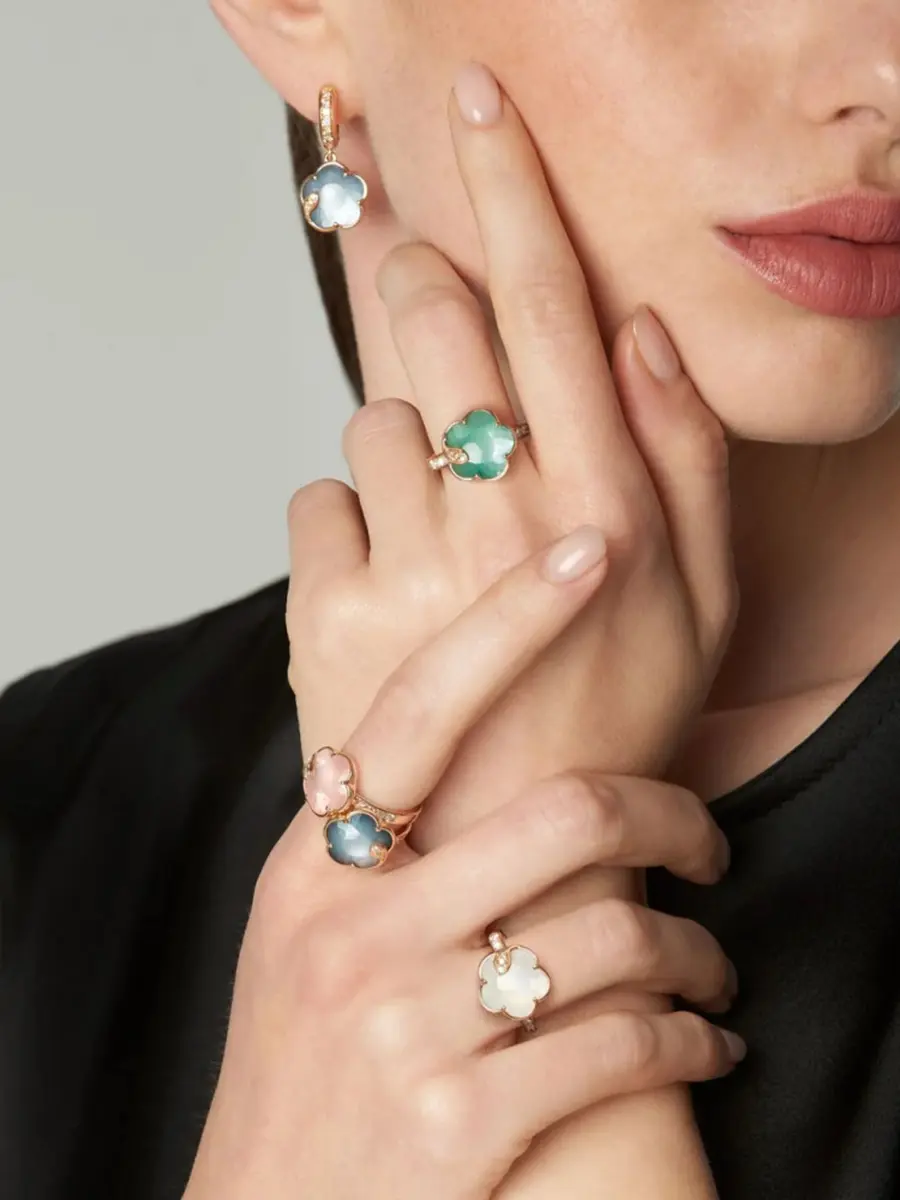 Кольцо золотое с камнями