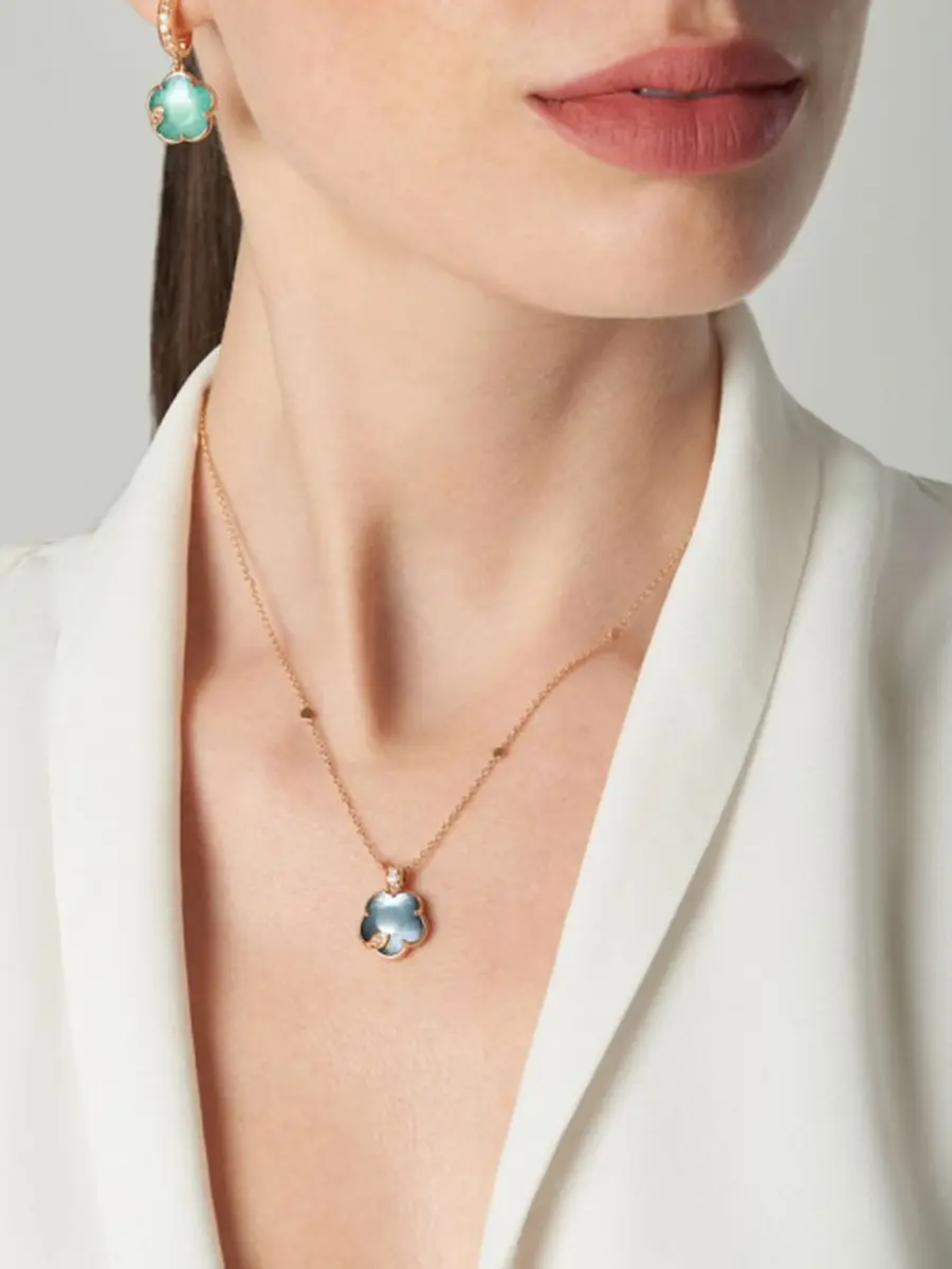 Колье золотое с бриллиантами и ониксом