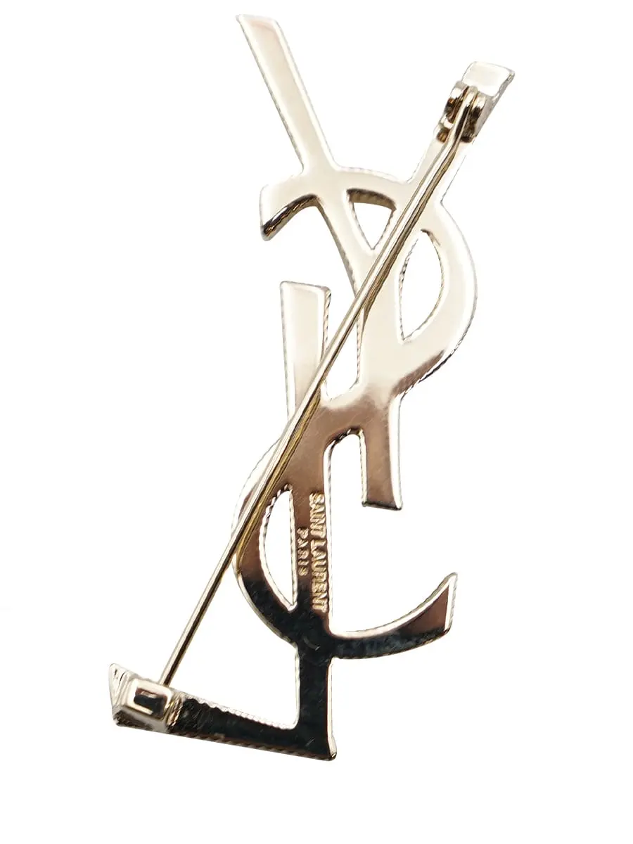 Брошь в виде логотипа