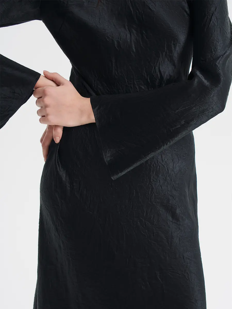 Платье из жатого атласа