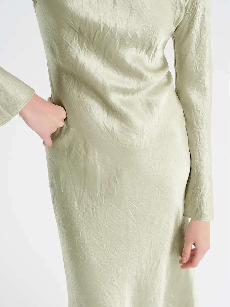 Платье из жатого атласа