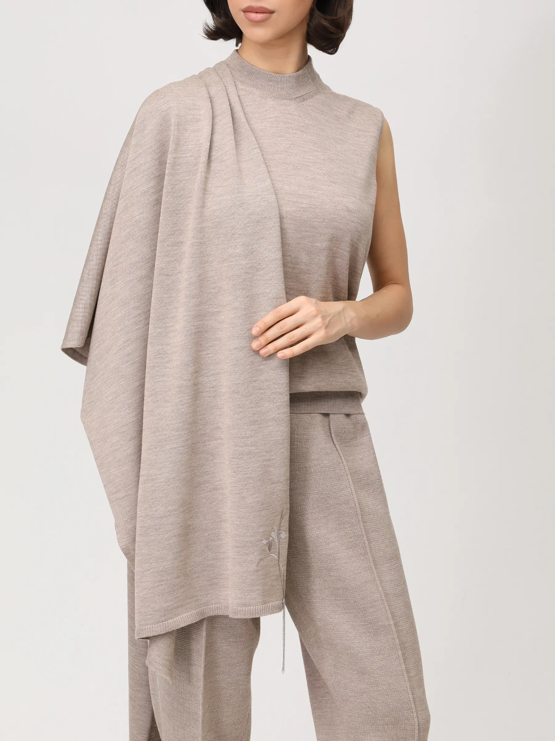 Палантин шерстяной с вышивкой