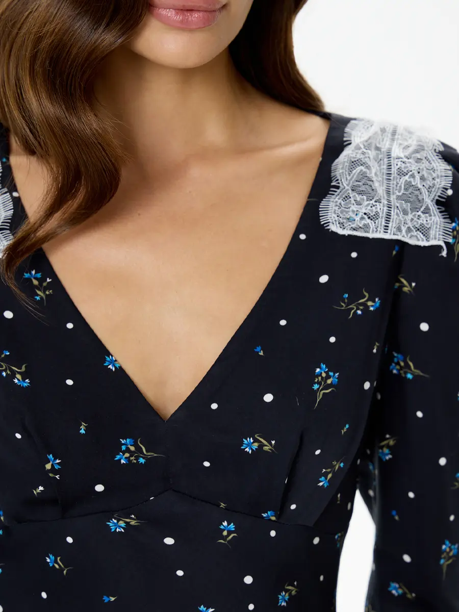 Платье с кружевом