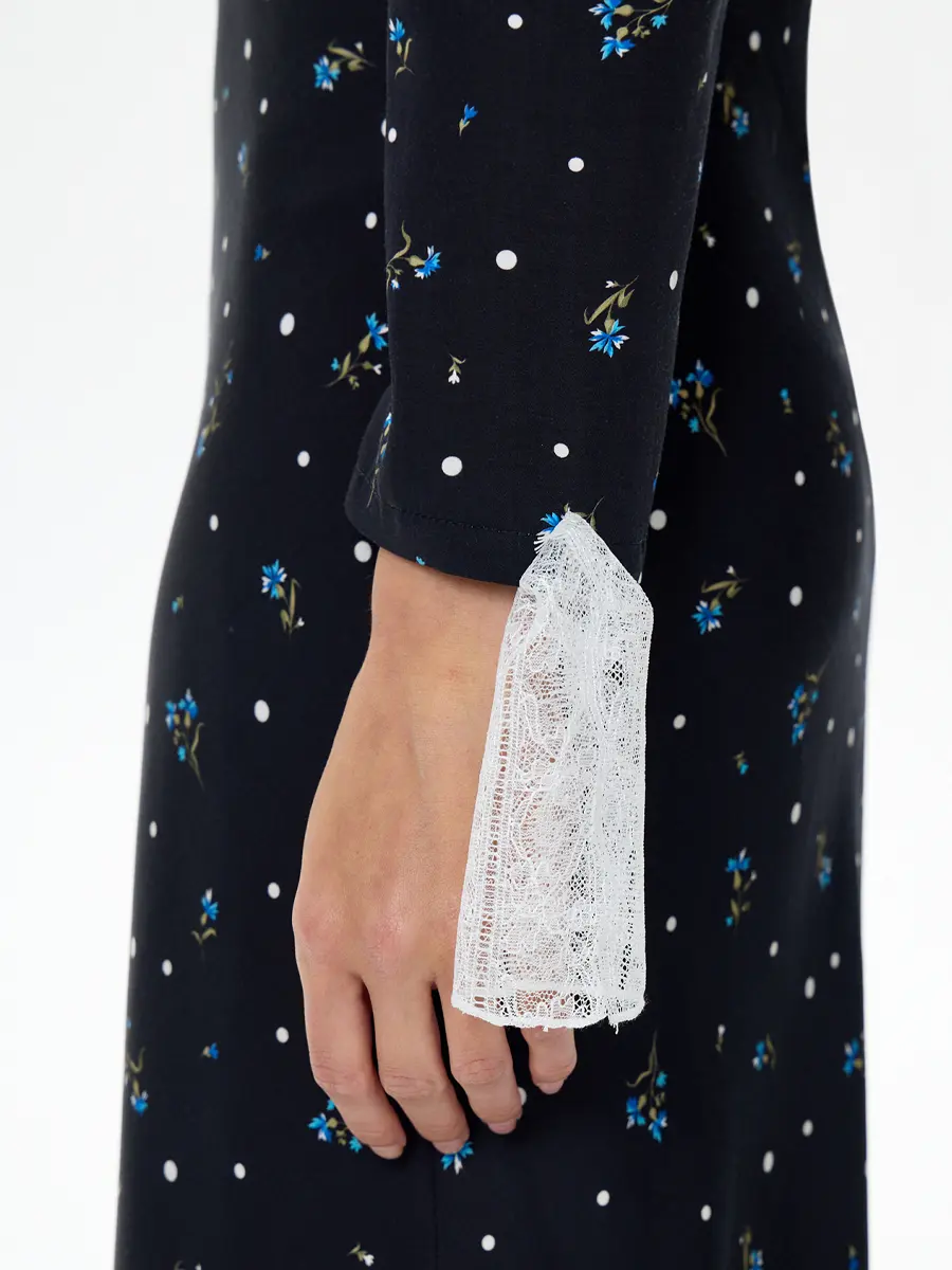 Платье с кружевом