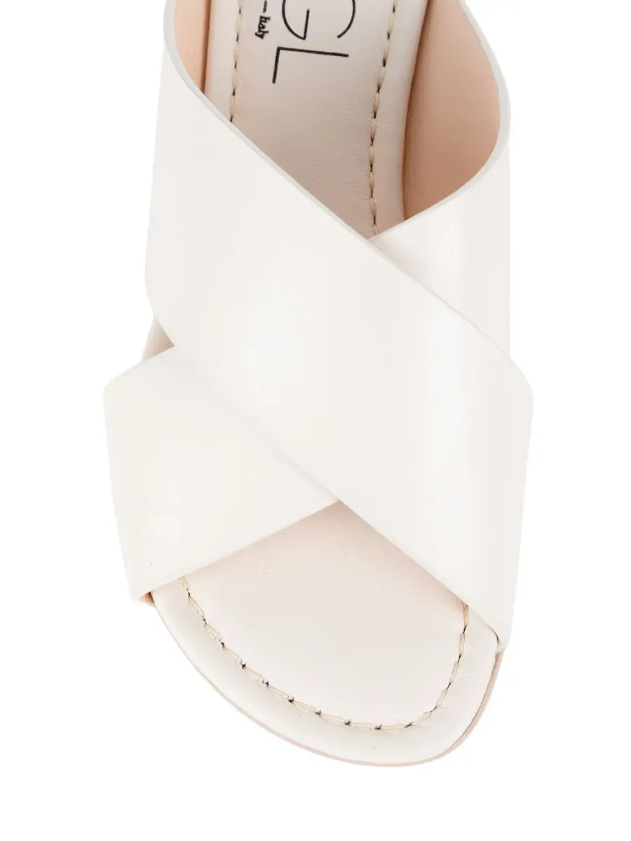 Шлепанцы кожаные