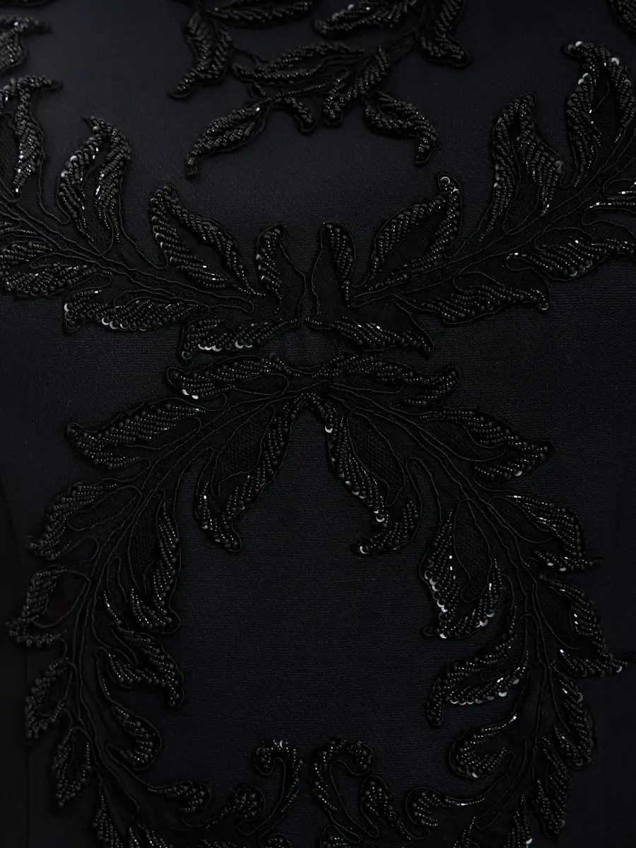 Платье с вышивкой