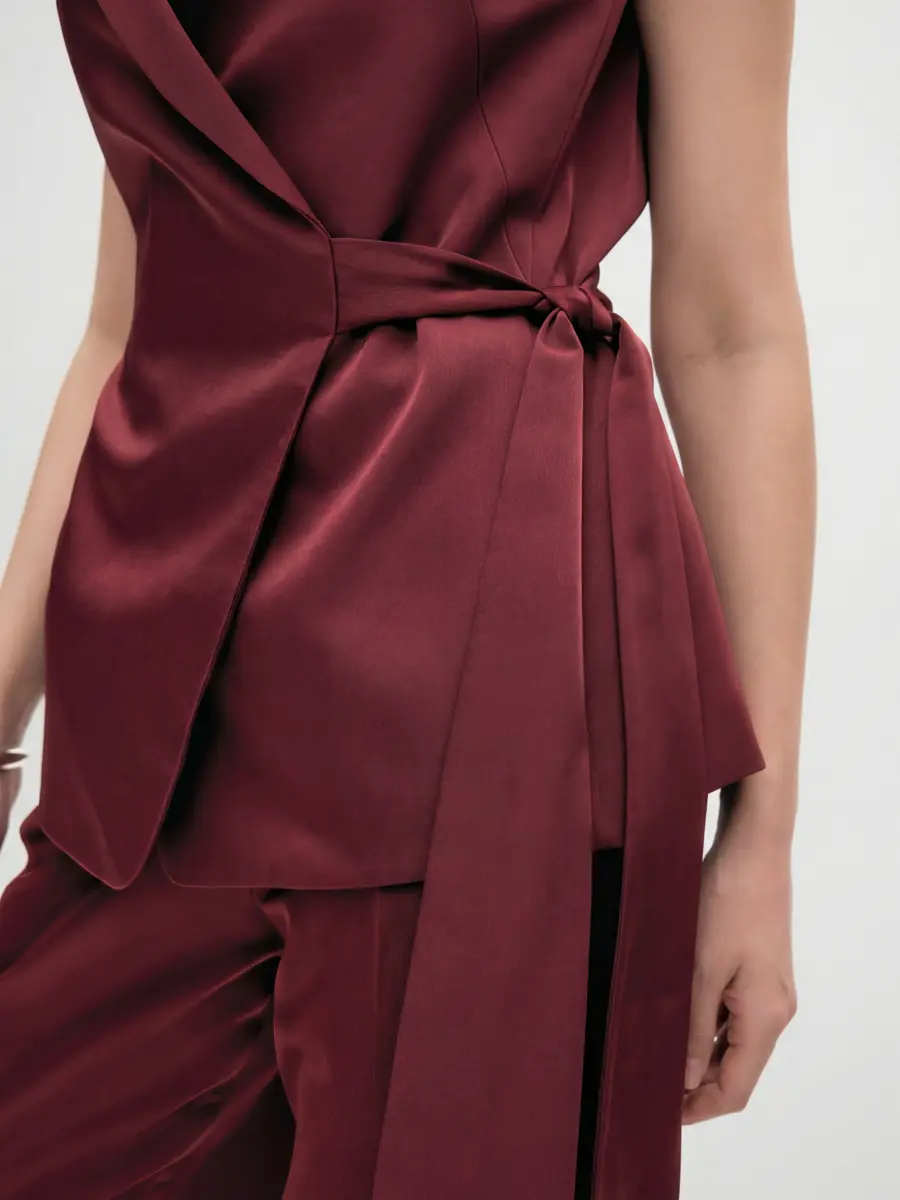 Жилет однотонный