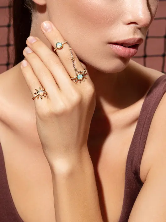 Кольцо из желтого золота с опалом