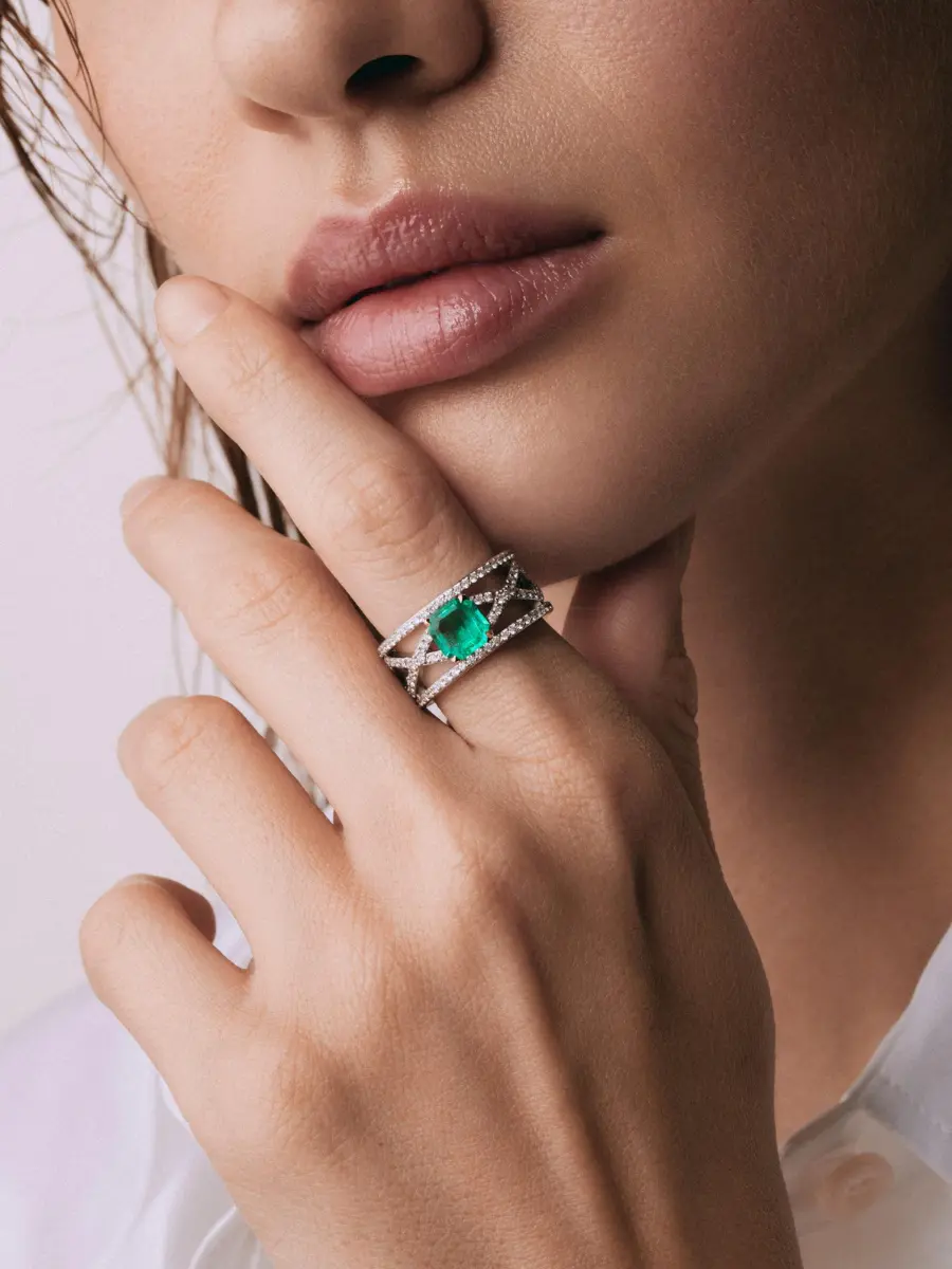 Кольцо с изумрудом и бриллиантами