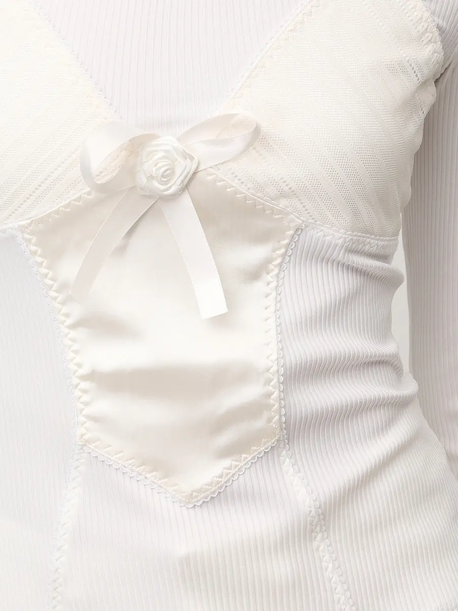 Лонгслив с бельевыми элементами