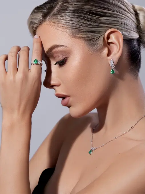 Колье из белого золота с изумрудом и бриллиантами CHAMOVSKIKH JEWELLERY HOUSE