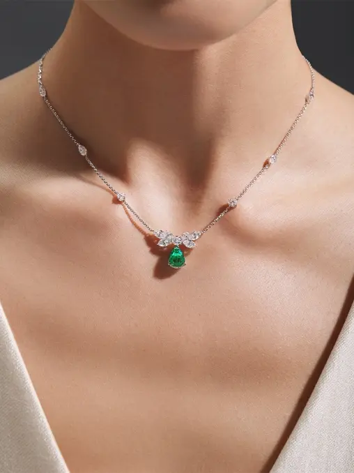 Колье из белого золота с изумрудом и бриллиантами CHAMOVSKIKH JEWELLERY HOUSE