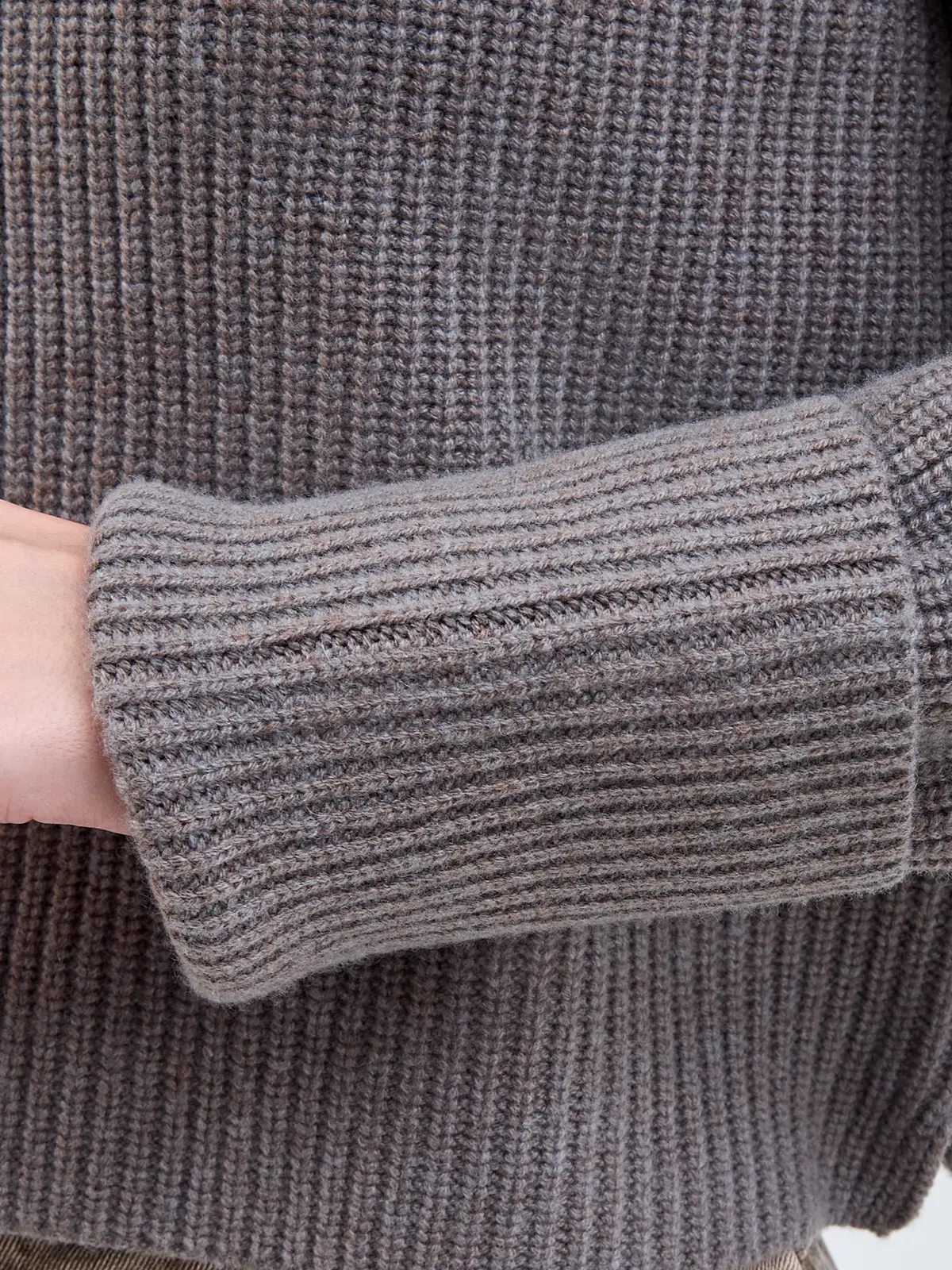 Свитер шерстяной