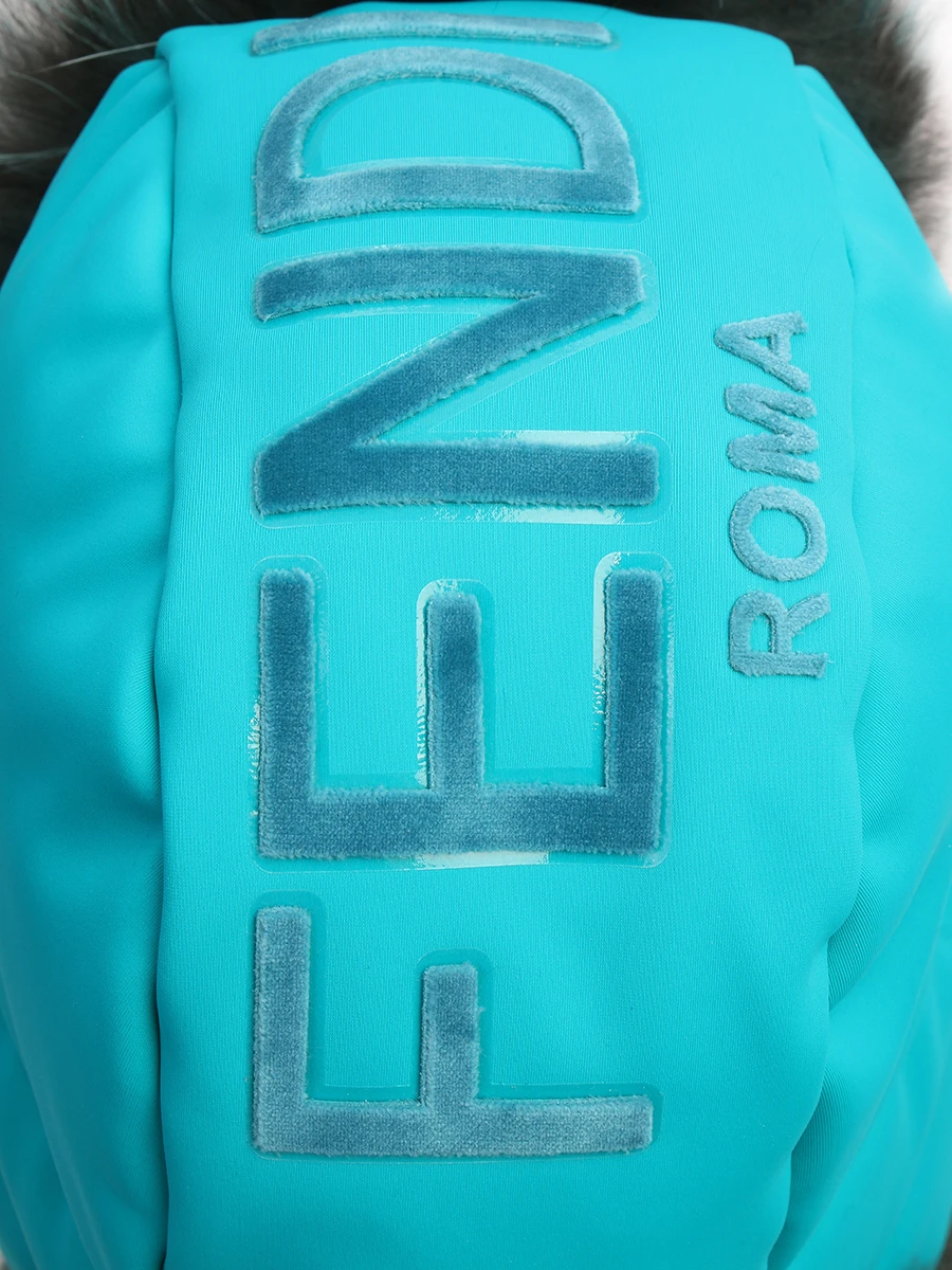 Шапка с помпонами