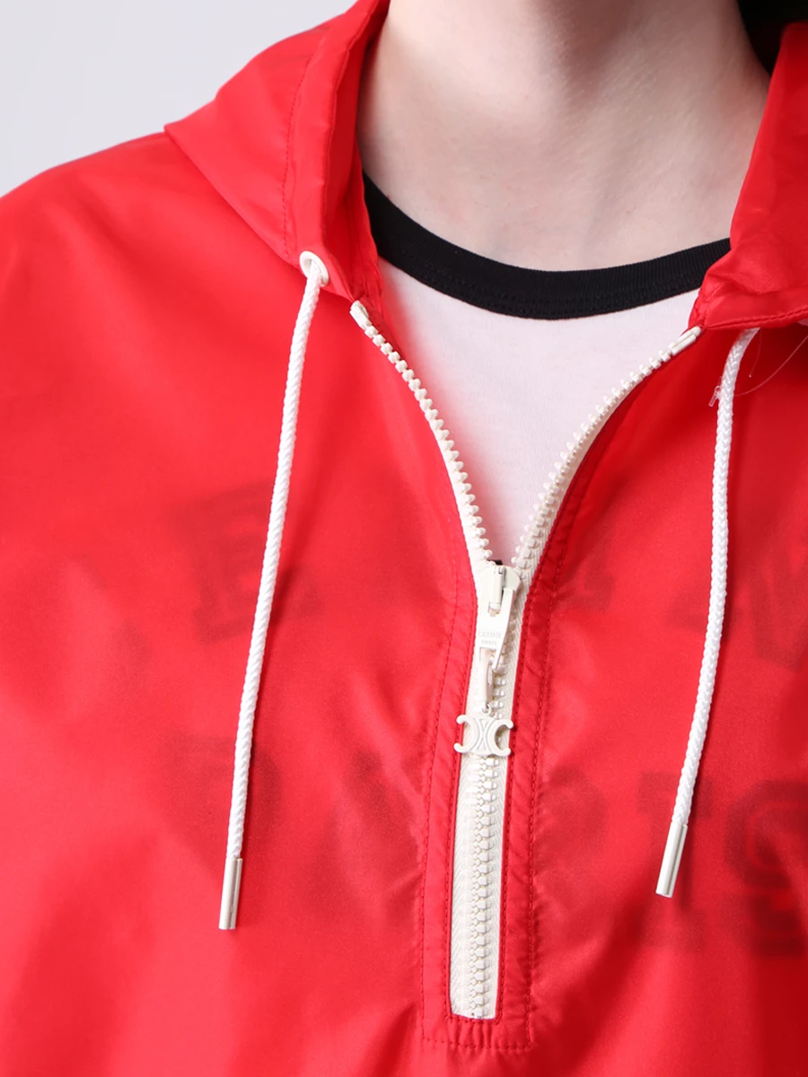 Ветровка с капюшоном